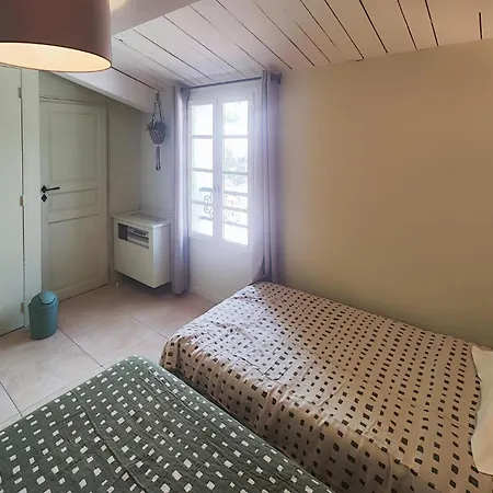2 Bedroom Awesome In Saint-laurent-de-la-ca Prázdninový dům *